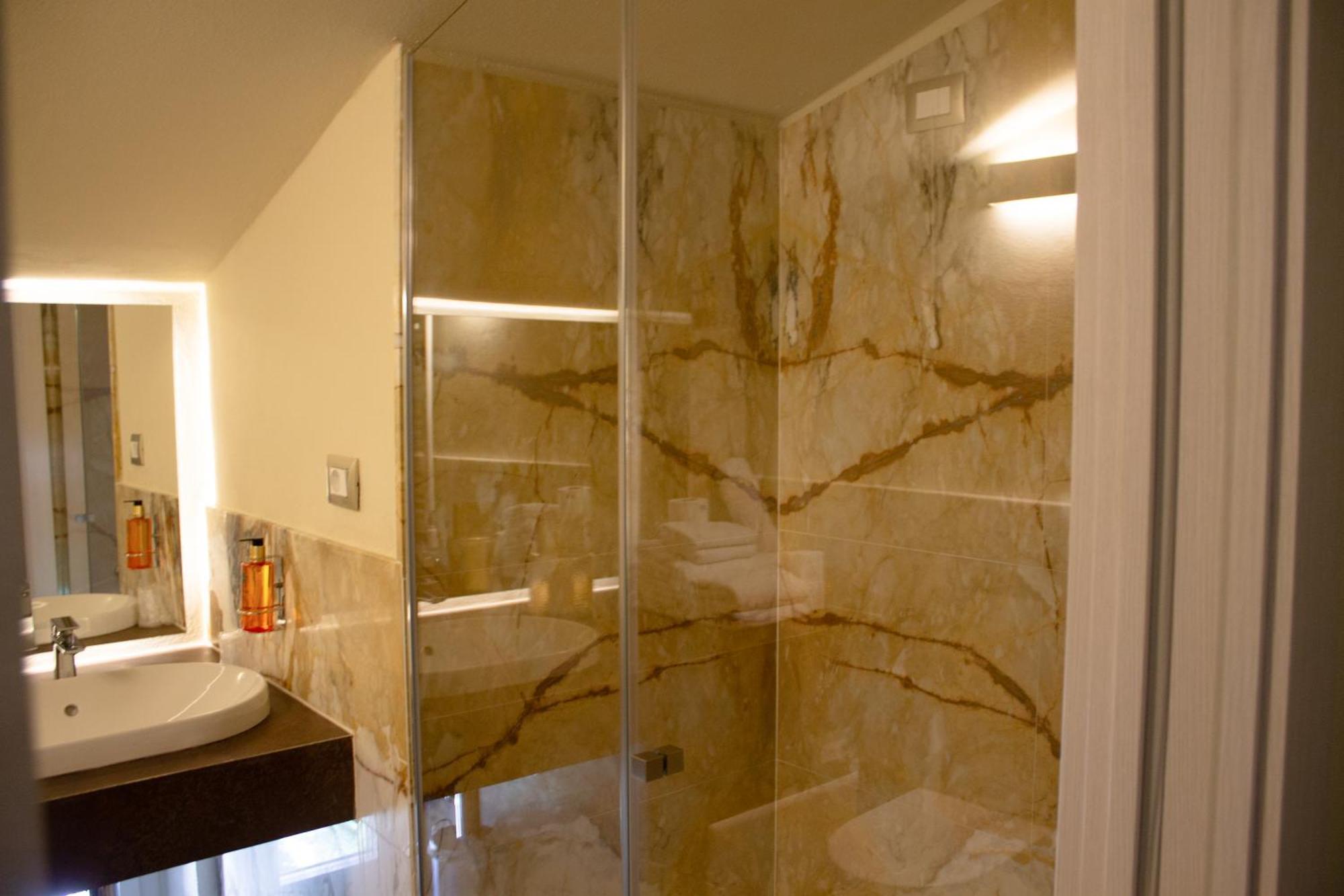 Doride Suites Boutique Hotel มารีนาดีคาร์รารา ภายนอก รูปภาพ